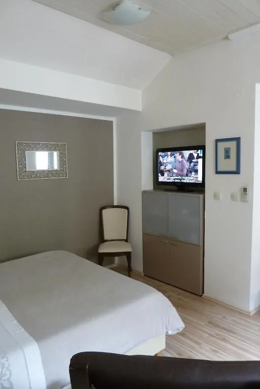 Bruno Split Centre Apartment&Room