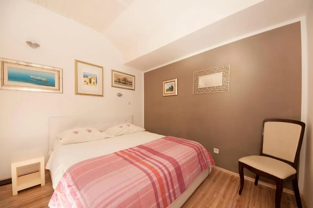 Bruno Split Centre Apartment And Room
