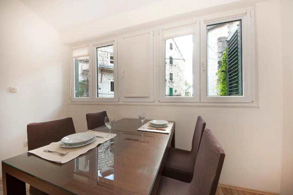 Bruno Split Centre Apartment and Room